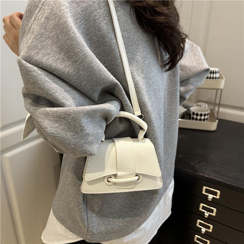 Solid color simple temperament handbag 2025 summer new versatile ins shoulder messenger bag small square bag Korean version of women