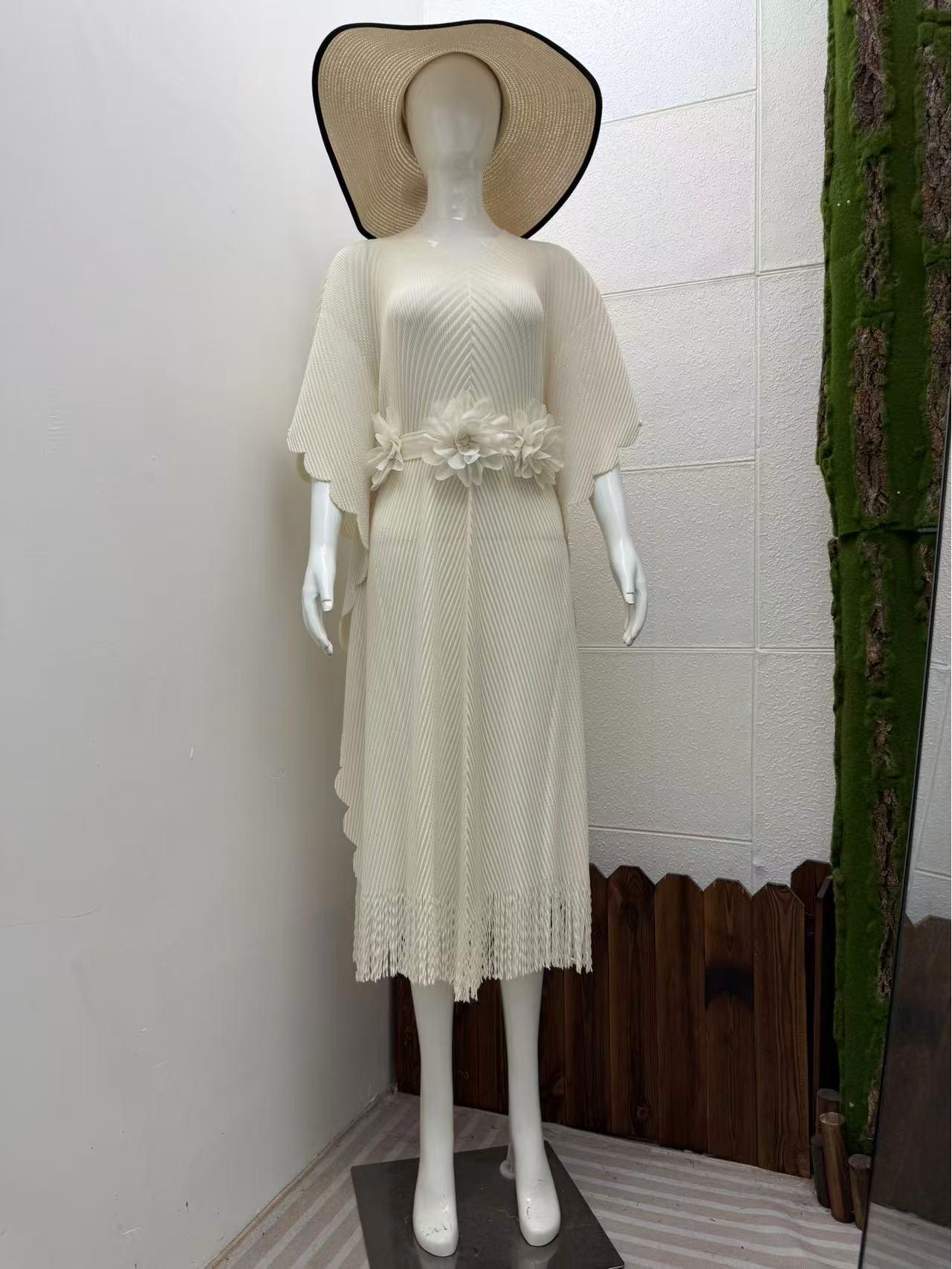 

Elegant Plus Size V-Neck Dress with Tassel Batwing Sleeves One Size (80-180 jin) білий