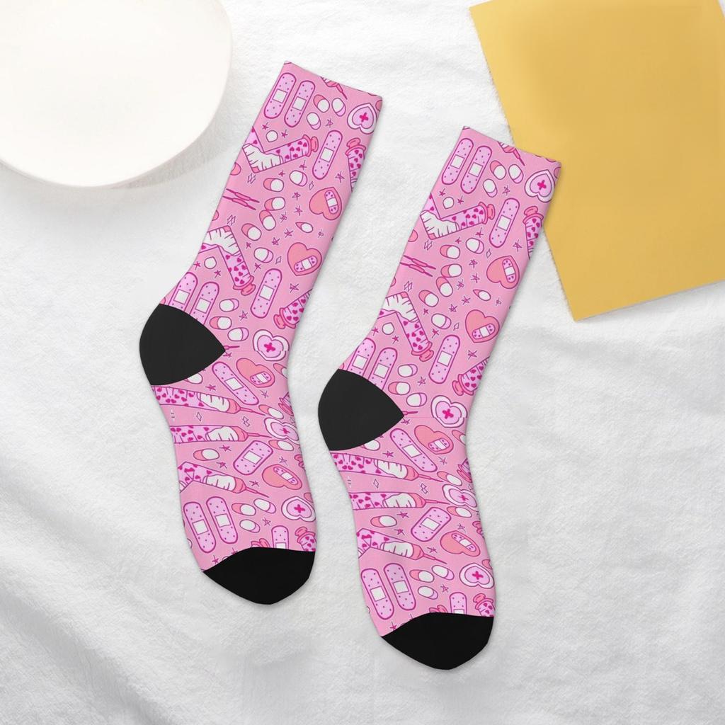 Entzückende medizinisch inspirierte skurrile Crew-Socken, lustige und verspielte Neuheit für trendige Erwachsene, lebendige und niedliche Musterdrucke