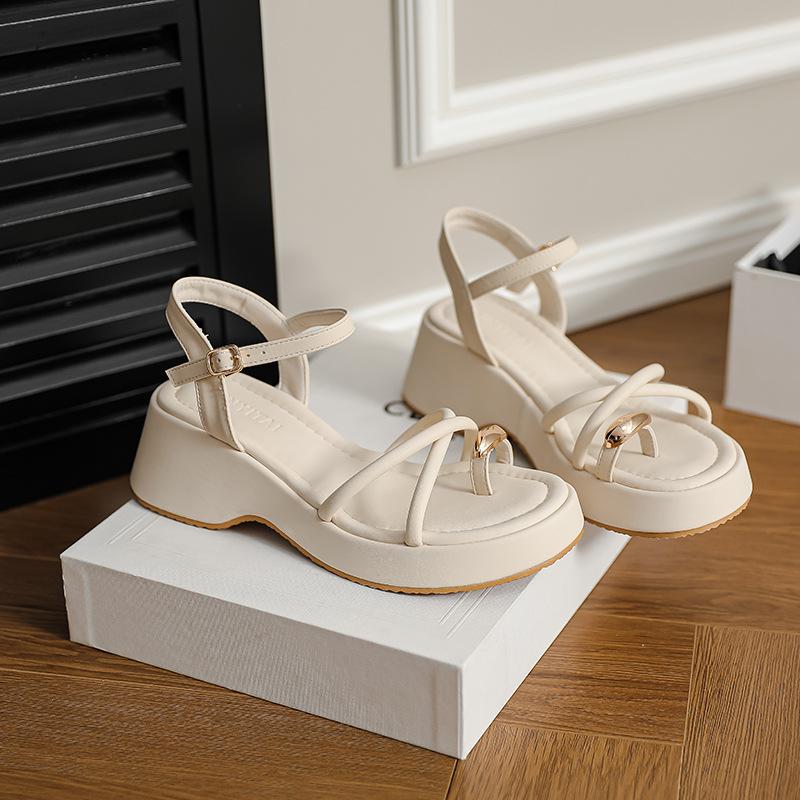 

2025 spring and summer French new cross fashion versatile foreign style lady style set toe metal decorative beach sandals 40 бежевый