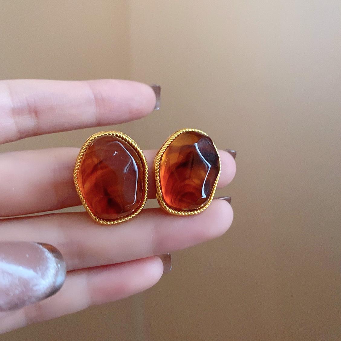 Серьги-пусеты неправильной формы коричневого цвета  Серебряная игла  - Французская легкая роскошь, ретро, нишевые, высококлассные украшения для женщин.