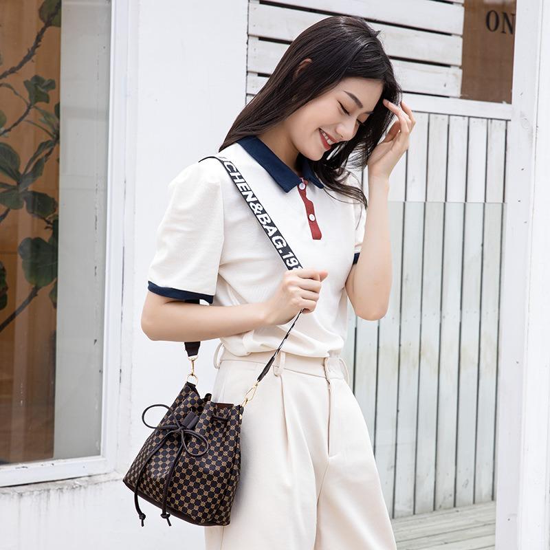 Retro One-shoulder Crossbody Bucket Bag, a New Pumping Belt Casual Women's Bag.