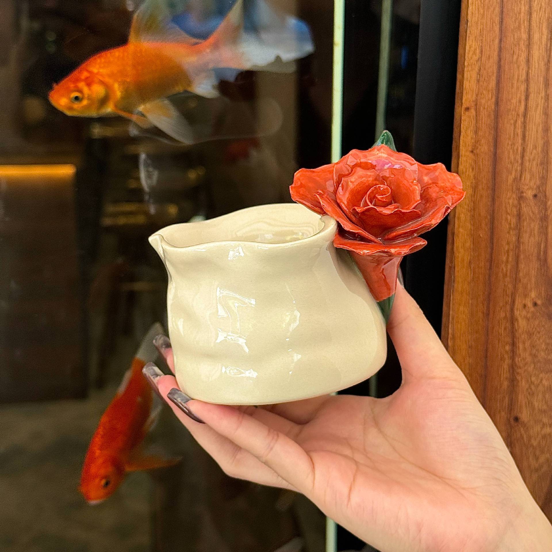 Керамическая креативная ручной лепки трехмерная рельефная цветочная чашка для кофе выглядит хорошо