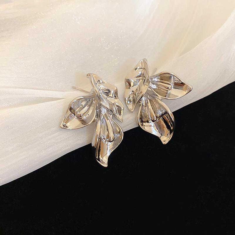 Silver Needle Cold Wind Niche Retro Metal Flower Stud Earrings Design Sense Earrings Simple Fashion High Sense Earrings Women