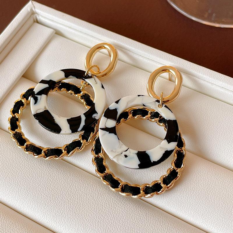 

Silver needle Korean twist round earrings retro high-end geometric earrings personalized fashion trendy earrings