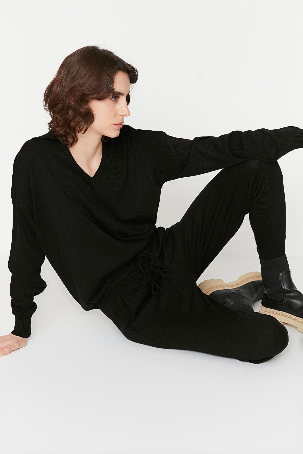 

Черный трикотажный костюм с воротником-поло и верхом TWOAW22AU0059