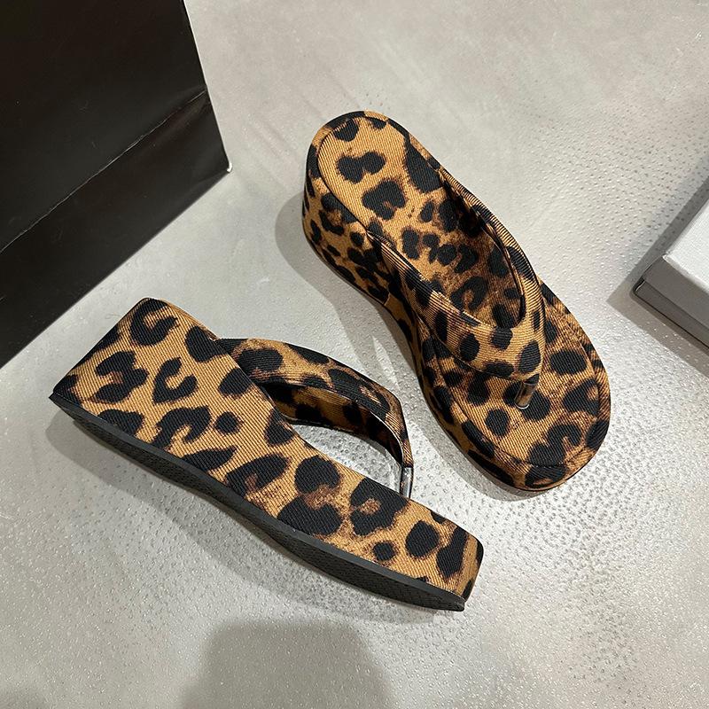 

thick-soled niche French flip-flops shoes for women s 2025 new summer wear solid-colored beach cool slippers 40