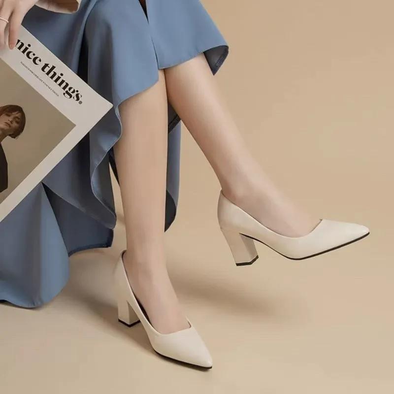 Kvinner søte spisse beige høykvalitets vår- og sommersko uten lisser med firkantet hæl for kontor sapatos femininas ab574