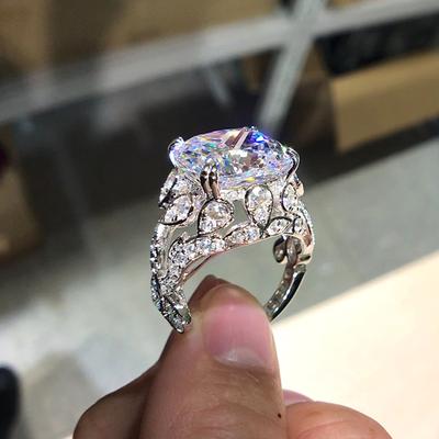 Gioielli, Anello di Zirconi di Lusso con Motivo Traforato, Anello da Donna di Lusso Retrò di Alta Gamma