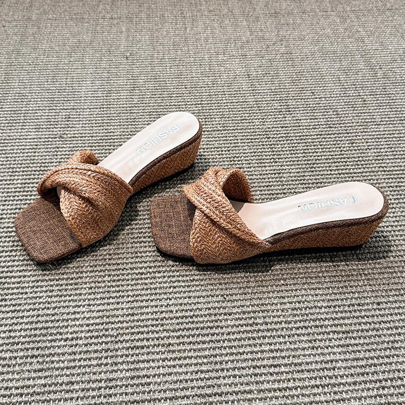 Fashion French Retro Woven Wedge Flat Slippers for Women in Summer 2025 New Versatile Height-increasing Small Sandals and Slippers