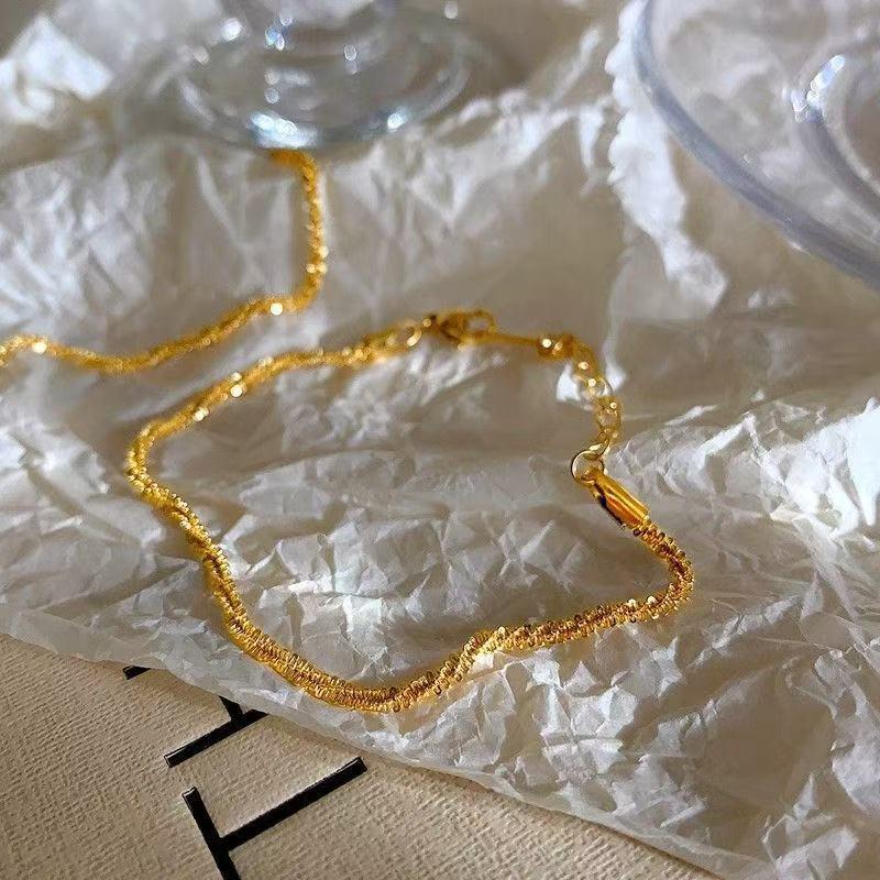 Изысканный минималистичный золотой плетеный браслет для женщин