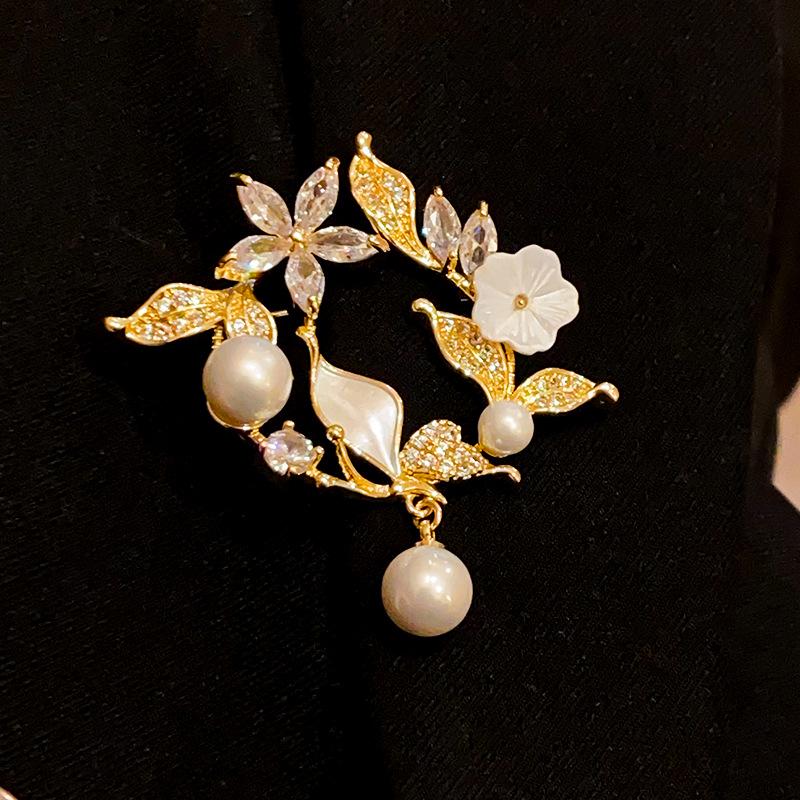 14K Gold Plated Zirkon Blume Perle Brosche: Exquisites, vielseitiges Accessoire für Damen