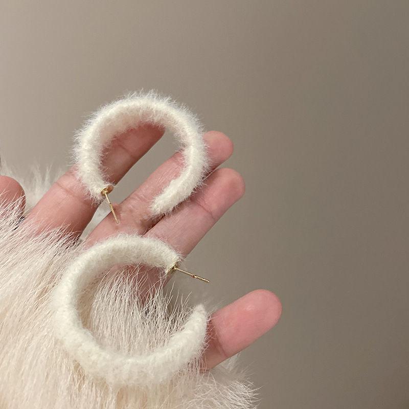 Boucles d'oreilles pelucheuses en forme de C pour femmes: Style Chic Automne & Hiver, Design Doux & Polyvalent
