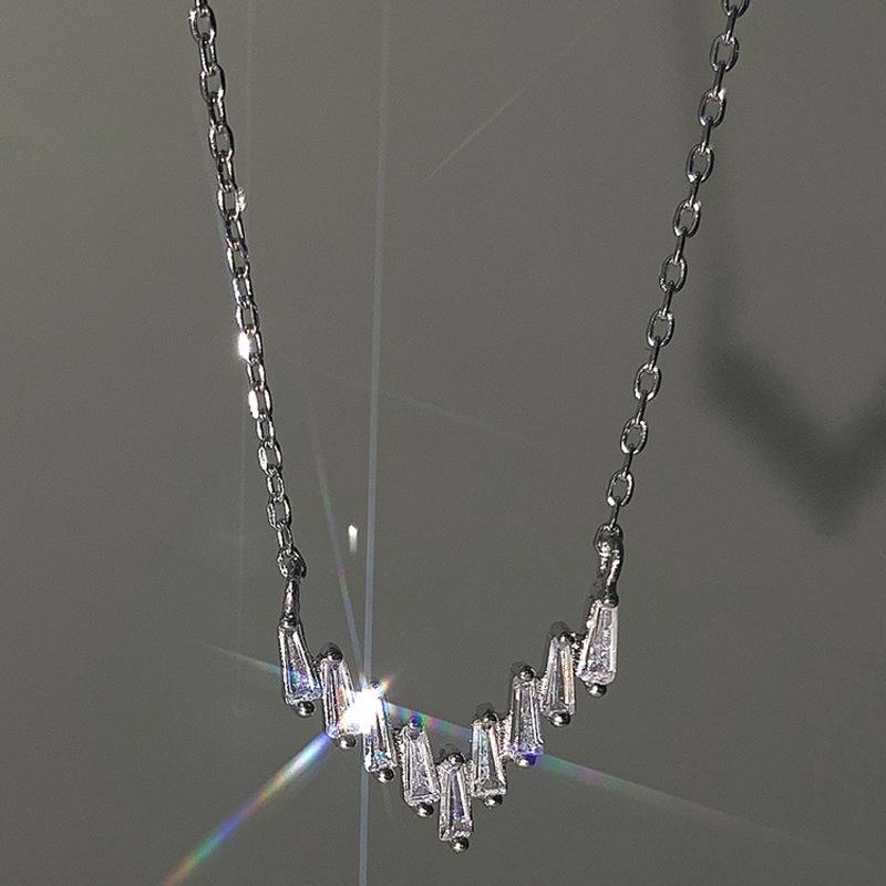 Geometric Personality Clavicle Neck Chain Early Spring Tide Bouncing Kusa V-Shaped Design Sense Necklace Women'S