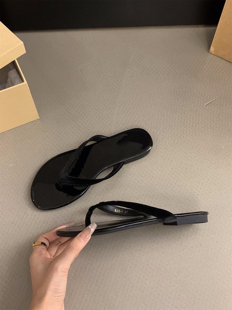 Flat bottom red French small cool slippers women's shoes outer wear 2025 new summer casual soft bottom pinch flip-flops