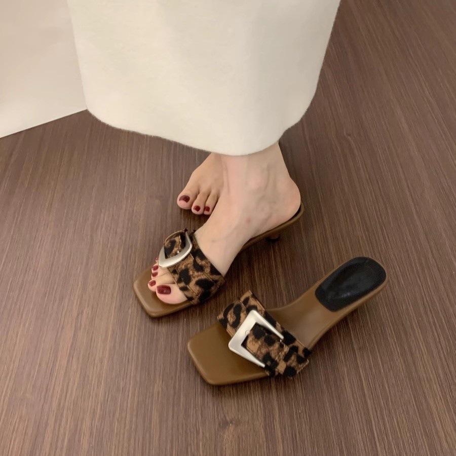 Premium belt buckle one-word slippers for women wearing 3cm small high heels, not tired of feet, cat and cool slippers