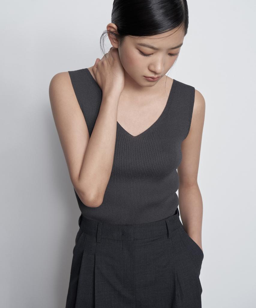 MUSINSA STANDARD WOMAN Women'S Ribbed V-Neck Knit Sleeveless Top [Dark Grey]