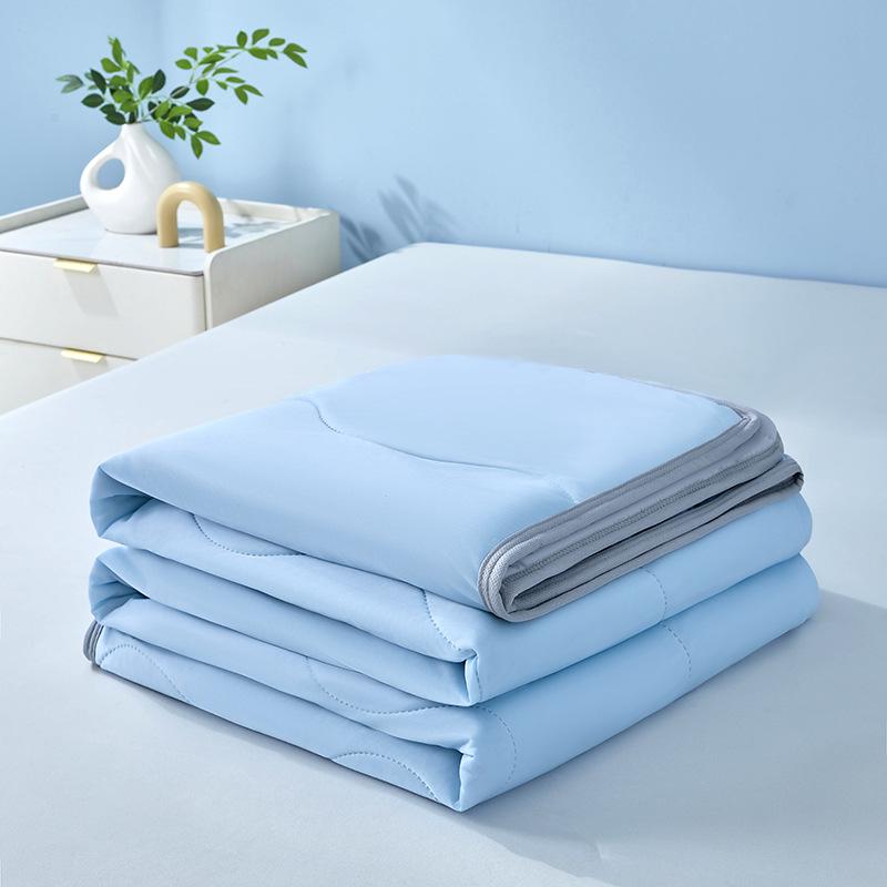Cool Silk Summer Quilt: Air Conditioning-Ready, Ice Silk, Machine Washable, Solid Color Throw Blanket