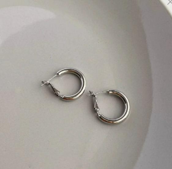 Silver Needle Geometric Heart Hoop Earrings - Retro & High-End Style for a Bold Look