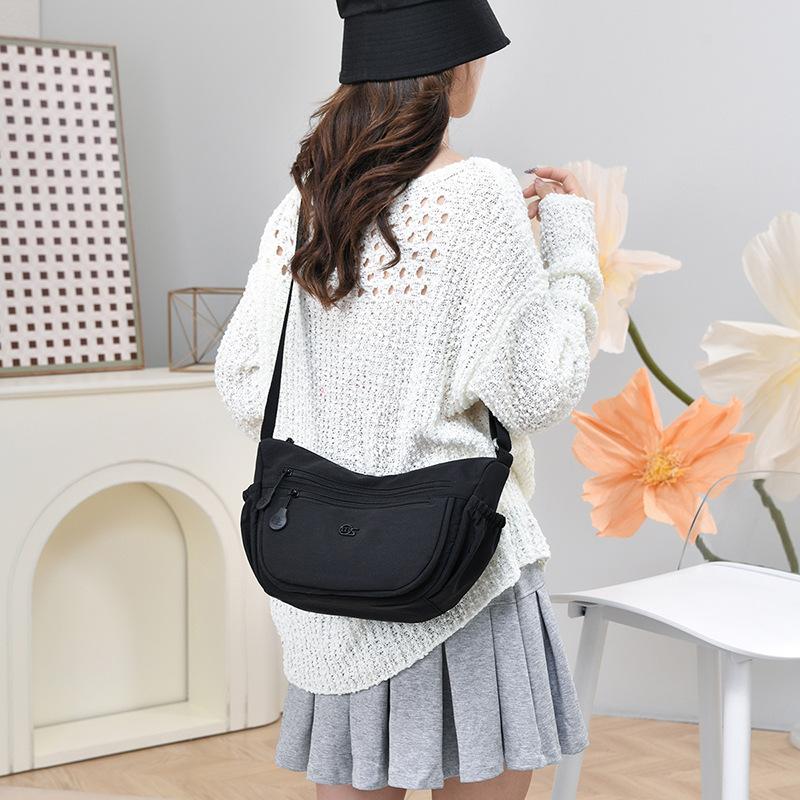 

Large-capacity casual and lightweight cloth bag women s new niche versatile shoulder messenger bag simple dumpling bag чёрный
