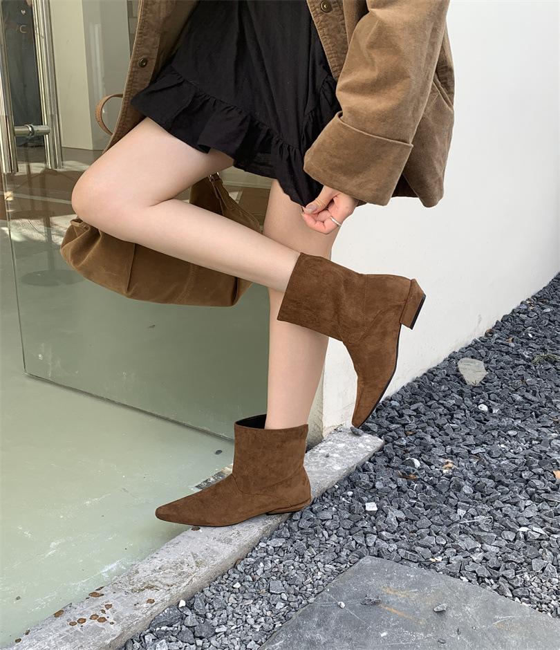 

In the autumn and winter of 2025, the new square head low-heeled suede thin boots are fashionable and versatile fashion boots, comfortable single 39 верблюд