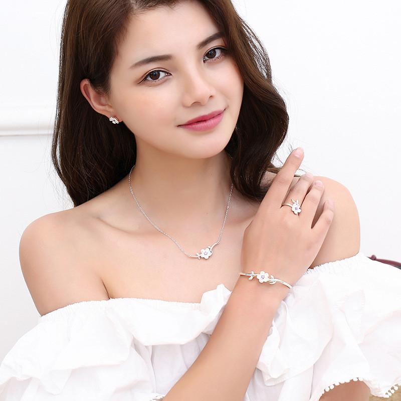 Elegante Suijue Halskette Klassischer Damenstil Schönes Blumendesign Silberschmuck