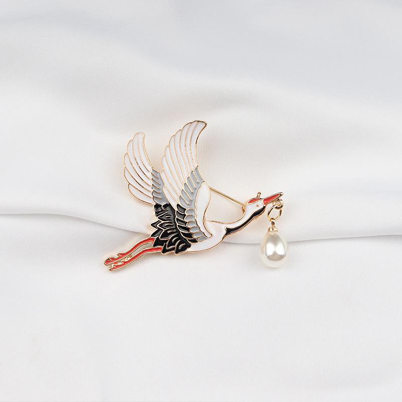 Crane & Pearl Metal Brooch: Retro Chinese-Japanese Style Pin for Cross-Border Fashion.