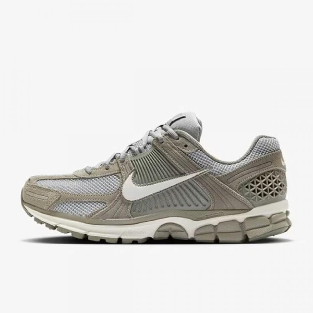

Универмаг Тэгу Nike Zoom Vomero 5 Dark Stuco 260