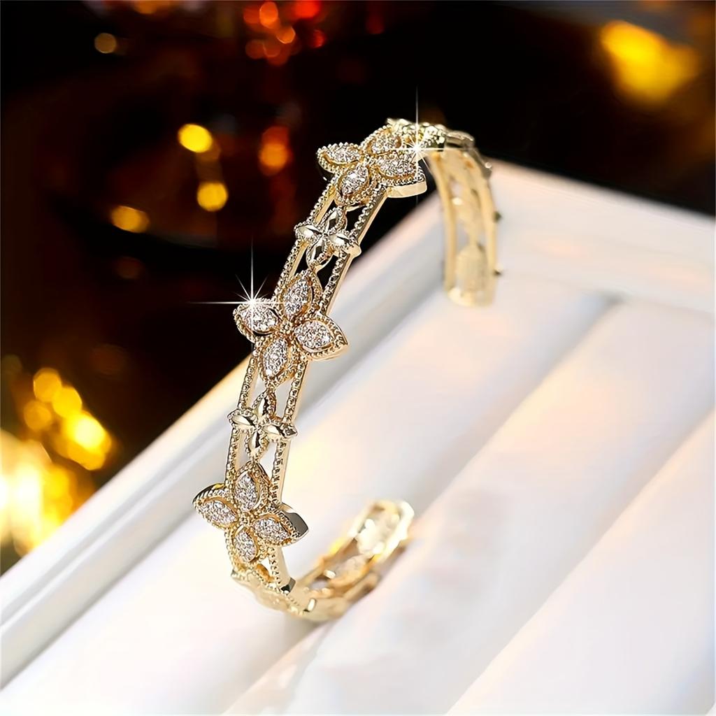 1pcs Four-leaf bracelet Elegant and lightweight jewelry with hollow designs is suitable as a gift for birthdays and Valentine's Day