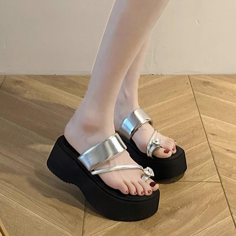 High-end silver rhinestone toe slippers women's summer wear new small height-increasing platform beach shoes