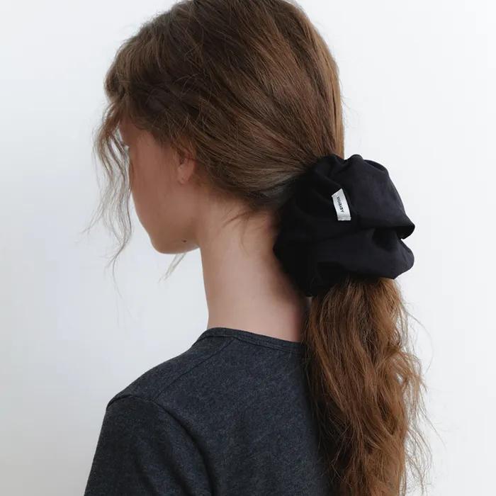 basic suede scrunch - black