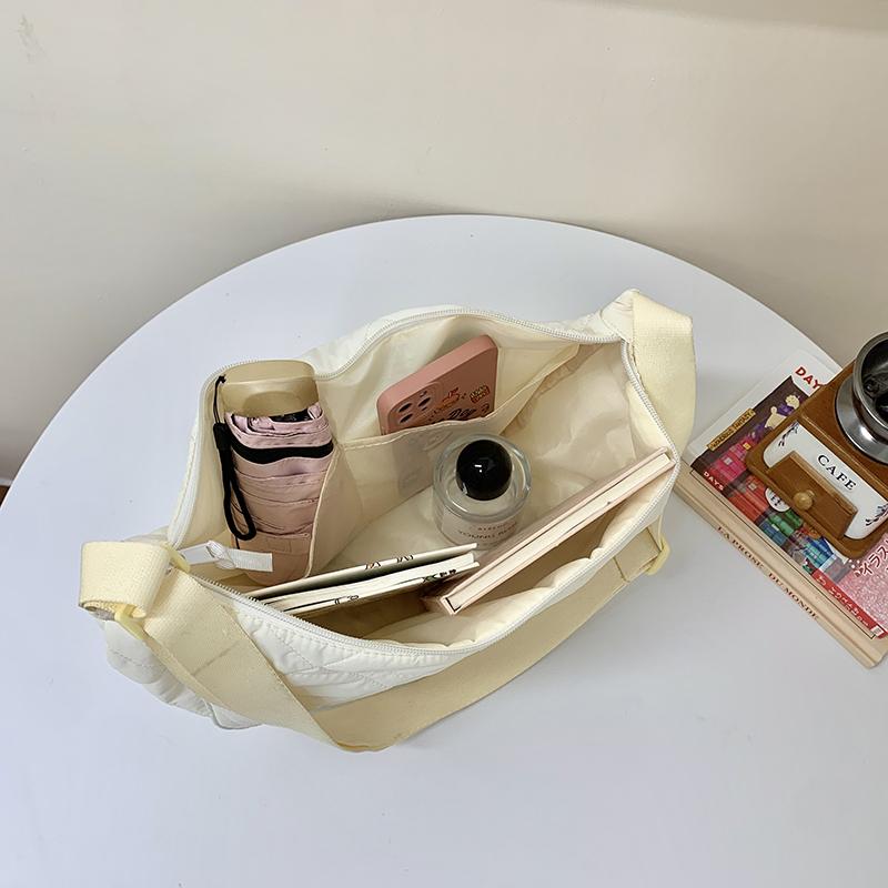 Neue Einfache Freizeit Textil Damen Schultertasche Einfarbige Große Kapazität Gesteppt Weiblich Trendige Crossbody-Tasche für Pendeln Ausflüge