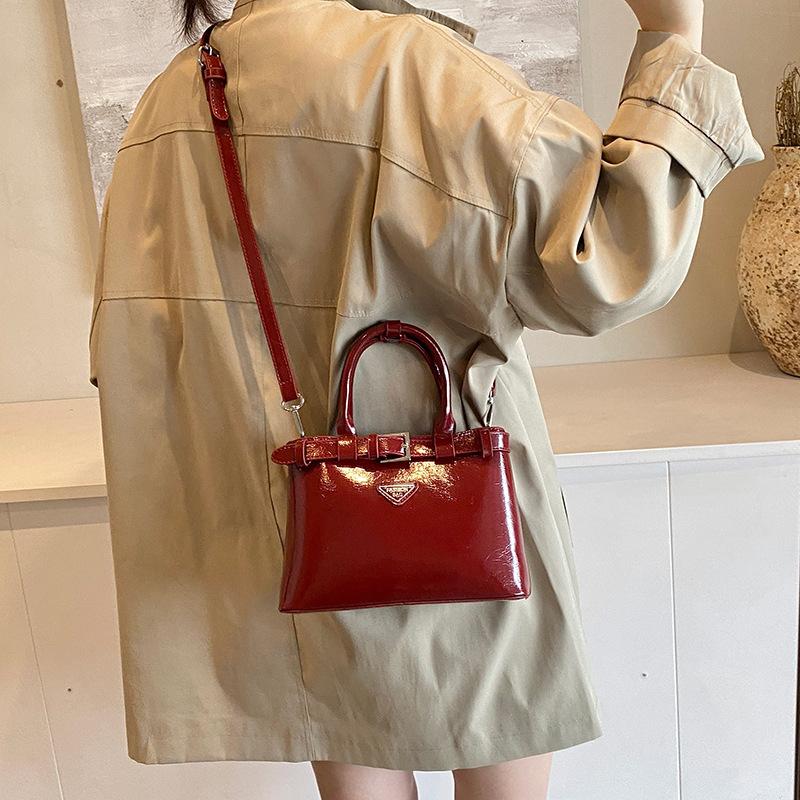Large-capacity bag women's 2025 new autumn versatile shoulder bag is popular this year, and the small square bag is popular.