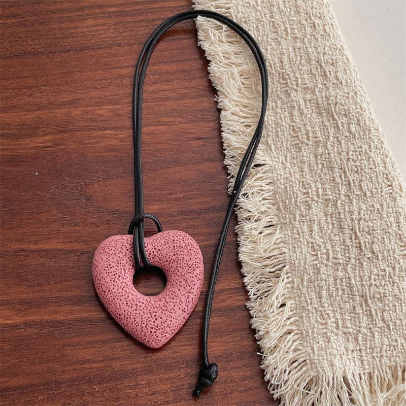 

Универсальная высококлассная индивидуальность вулканический камень полый любовь кожаный шнурок длинная ins нишевая простая цепочка для свитера женская