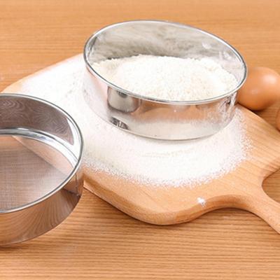 Feinmaschiges Mehlsieb aus Edelstahl. Genießen Sie die Herstellung gut aussehender und köstlicher Lebensmittel, Küchenwerkzeug, rundes Sieb