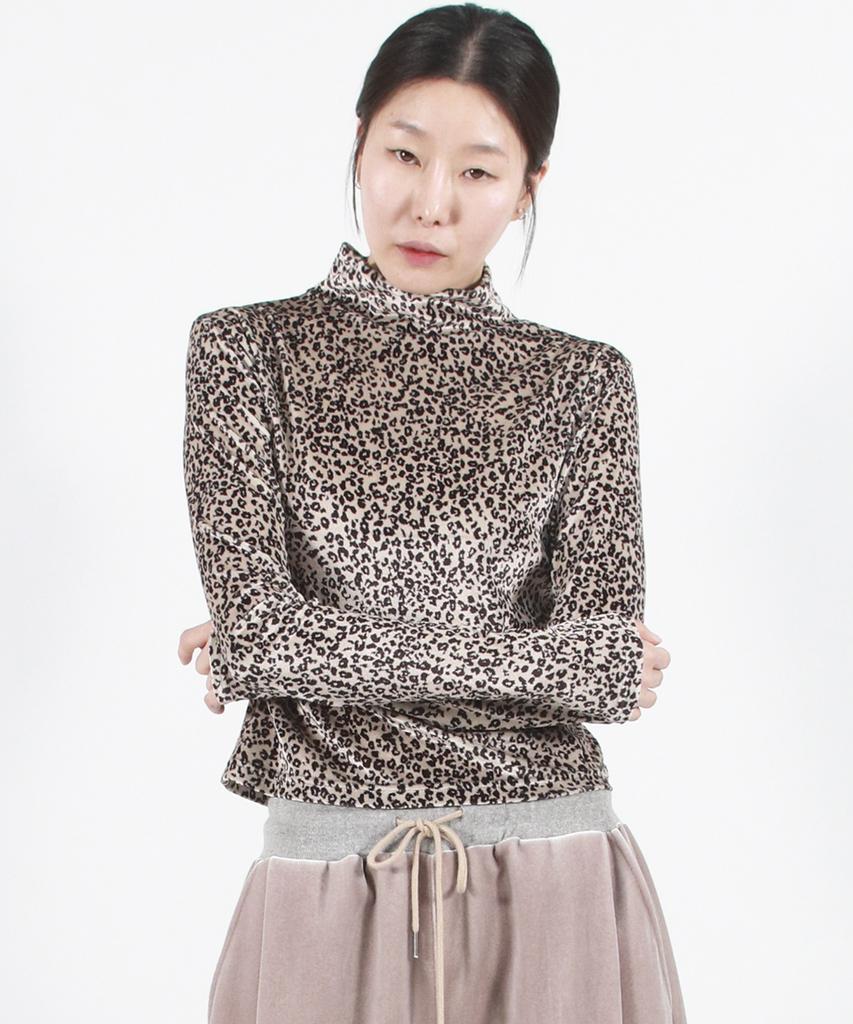 Deumakeu Leopard High-Neck Long Sleeve Tee - Beige