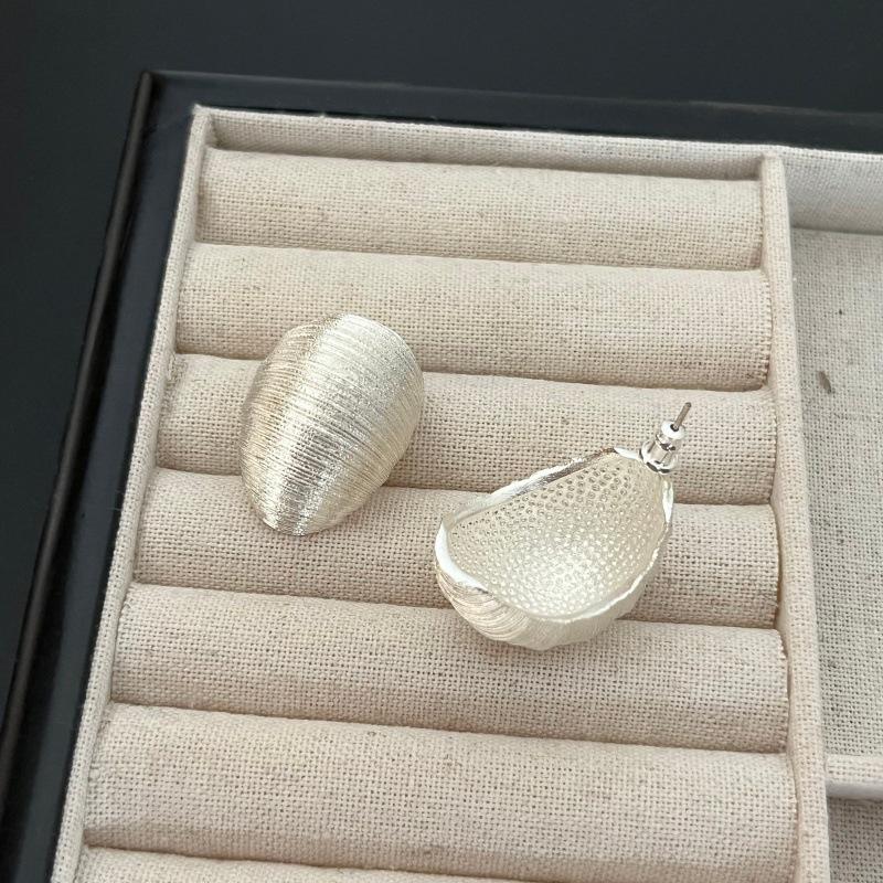 

Retro Oval C-Shaped Wire Earrings - European & American Style, Chic & Versatile Design, Elegant Cold Fashion