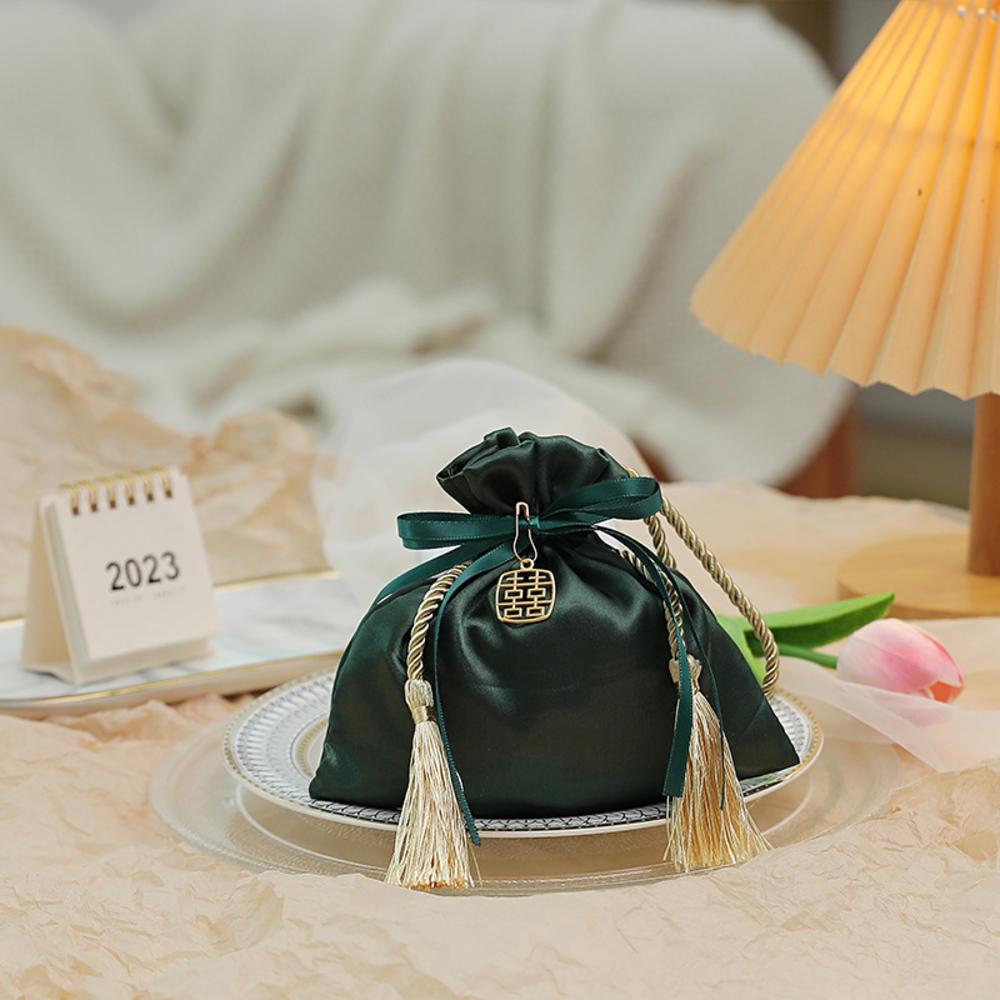 Sac à cordon en velours avec pompon Boîte à bonbons en velours Sacs cadeaux Poches de rangement pour bonbons Organisateur de bijoux pour mariage Anniversaire