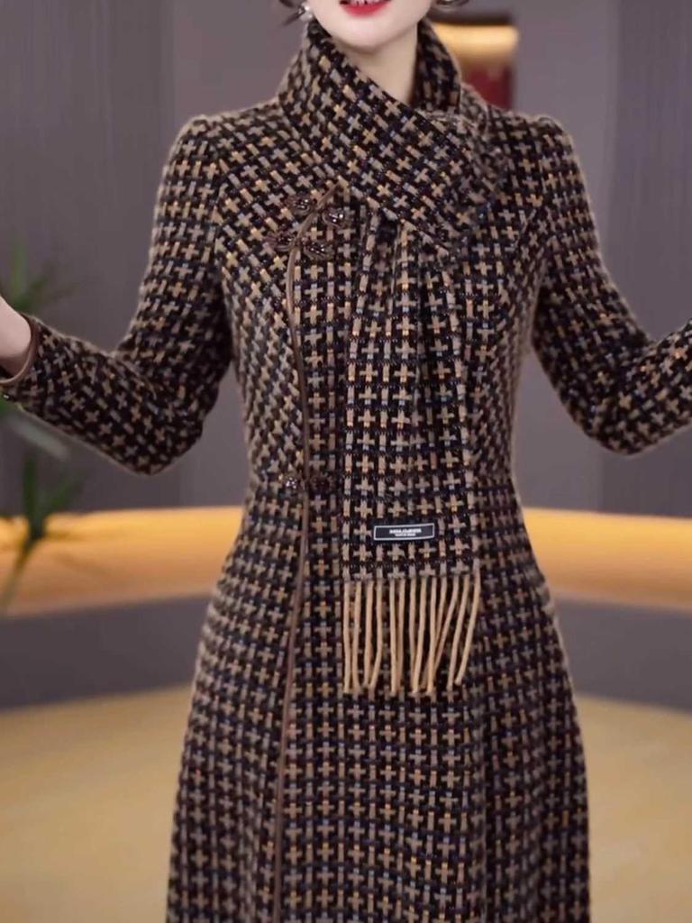 2025 Winter Verdicktes Fleece Qipao Kleid: Warmer, figurbetonter Badeanzug mit traditionellen Knöpfen