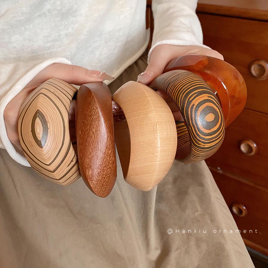 Vintage-Inspired Chinese Wood Grain Bracelet: Elegant, Versatile Hand Jewelry with a Niche Design Flair