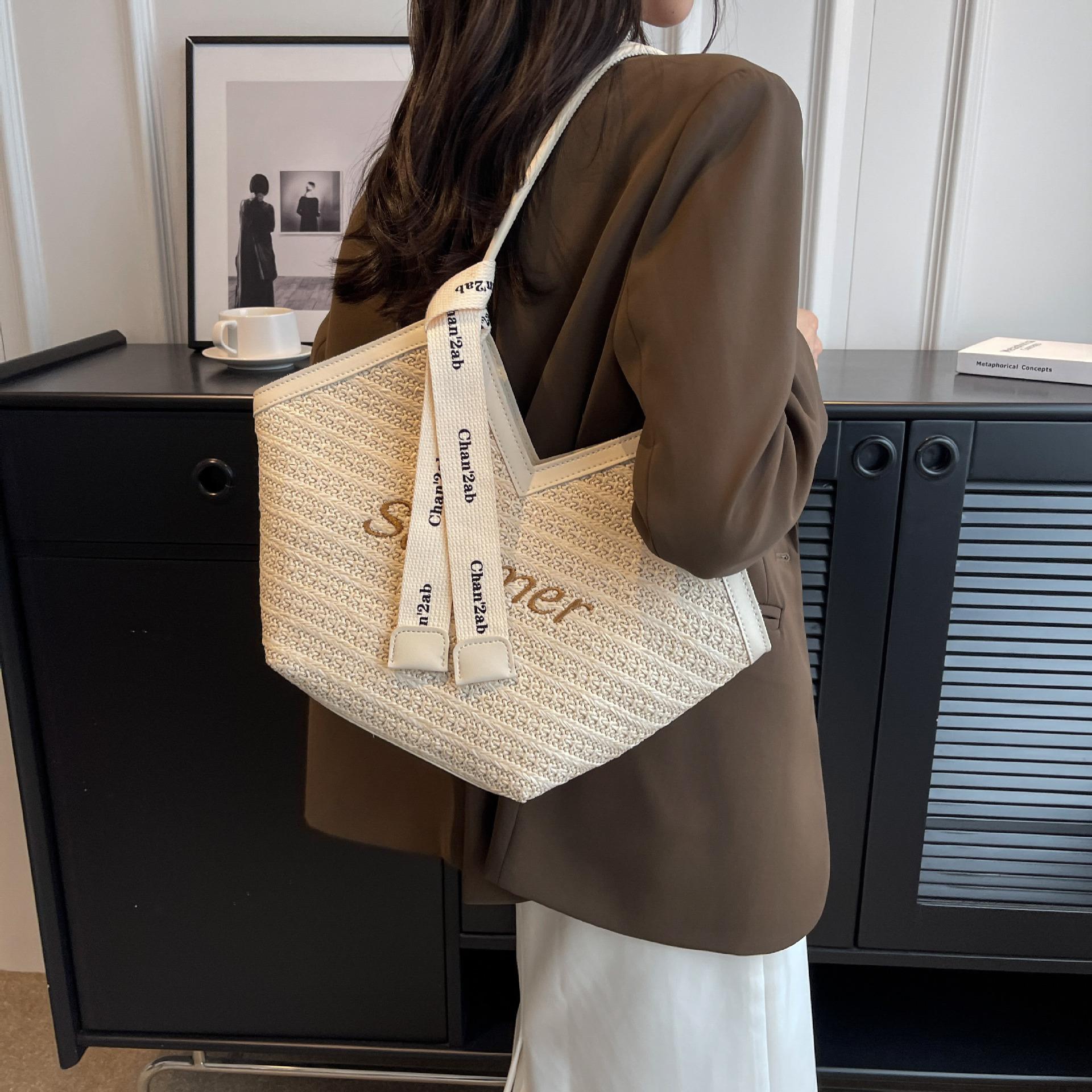 

Large-capacity straw bag women s 2025 new summer popular personalized shoulder bag woven commuter special-shaped tote bag