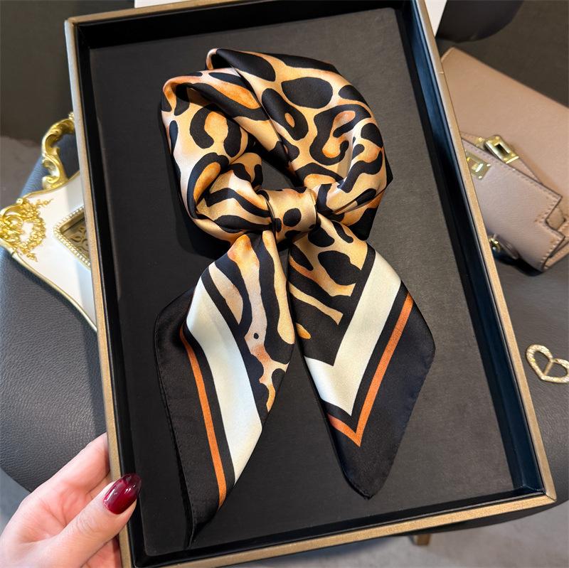 

Роскошный атласный платок для волос с леопардовым принтом 2025 Женский платок Галстук на шею Повязка на руку Шаль-фолард Накидка Головной хиджаб Бандана Эшарп 70x70CM