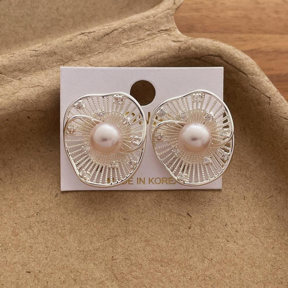 Retro Crystal Hollow Flower Earrings Sweet Delicate Pearl Heart Women Jewelry