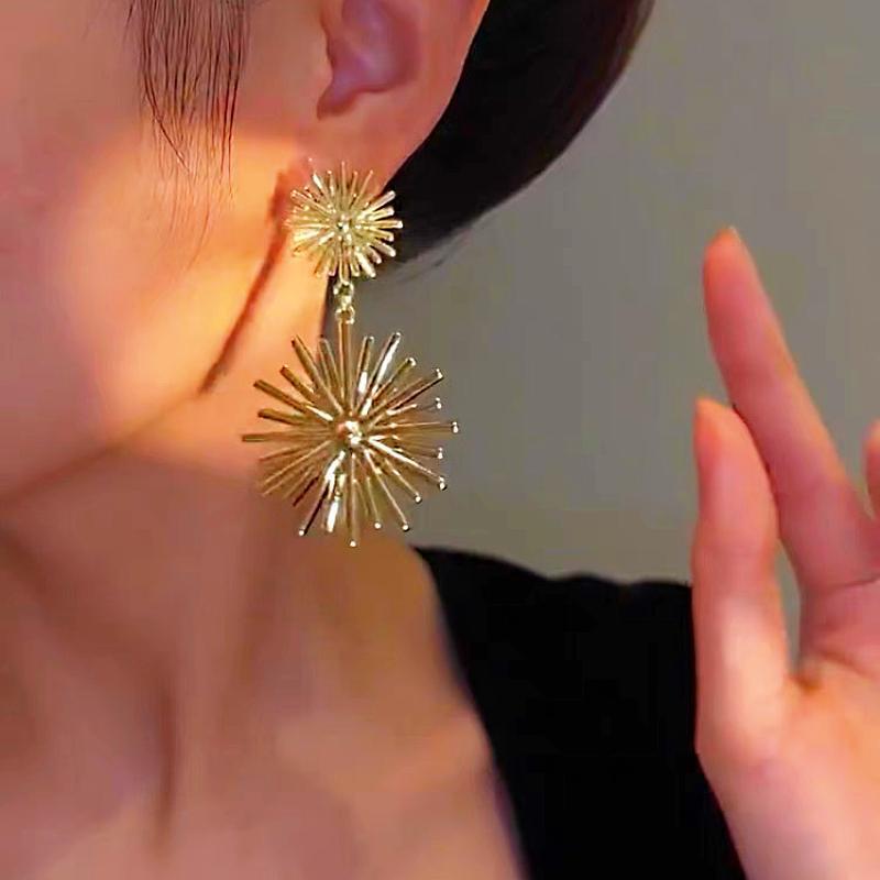 Geometric Sunflower Statement Earrings - Trendy, Individualistic, High-End Design золотой
