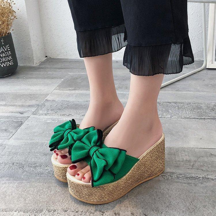 Slippers women's summer non-slip 2025 new ultra-fashionable thick-soled outer wear beach outdoor one-word flower Korean version of high heels
