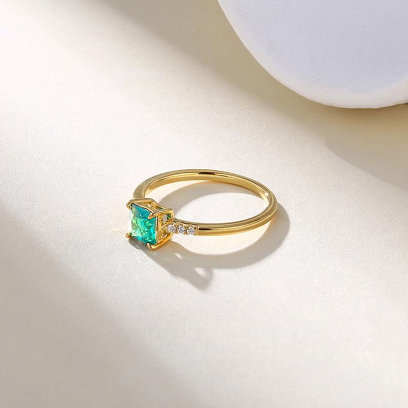 Elegant Japanese-Style Emerald Ring: Simple, Fresh, and Flexible Design