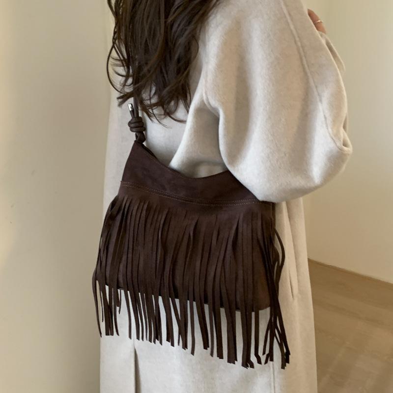 

Сумка с кисточкой в стиле ретро женская 2025 новая модная универсальная популярная замшевая сумка через плечо сумка-мессенджер для поездок темно-коричневого