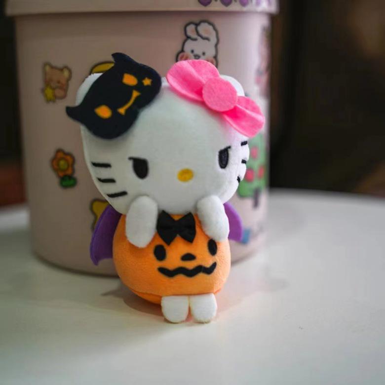 Kuromi Halloween Plüschtier mit Perlenkettenumhang