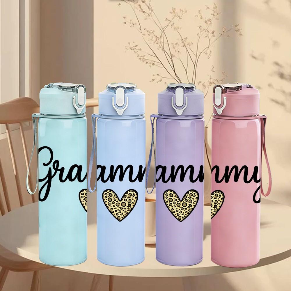 1PC Grammy Heart Letter 750ml Color Plastic Sports Water Bottle Leakproof Flip Straw Lid Suitable for Sports Office Home Use