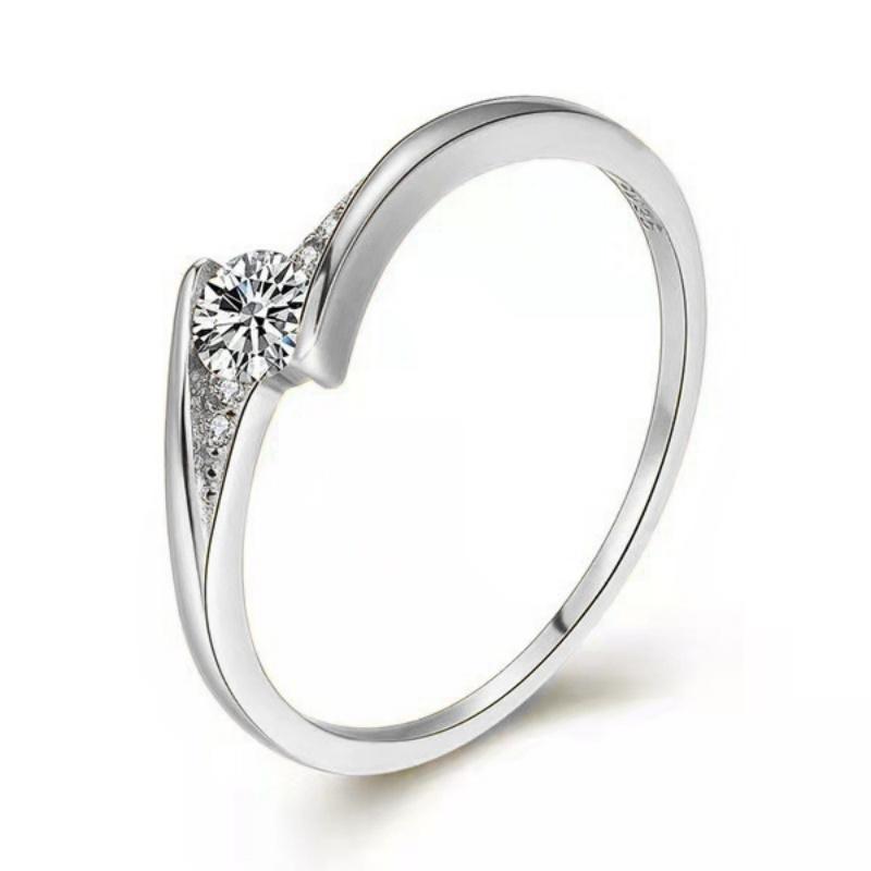 Bagues Mode Classiques pour Femmes Métal Couleur Or Zircon Blanc Bague pour Femmes Romantique Mariée Fille Bague de Demande Bijoux de Mariage Cadeau 2025